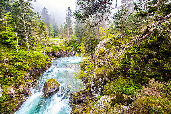 Berglandschaft in den Pyrenäen, Frankreich – Perfektes Reiseziel für Naturliebhaber und Abenteurer