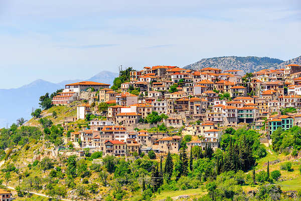 Malerisches Bergdorf Arachova in Griechenland