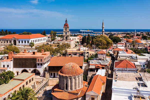 Historische Altstadt von Rhodos mit ihren mittelalterlichen Mauern und gepflasterten Gassen, die von antiken Gebäuden und charmanten Cafés gesäumt sind.