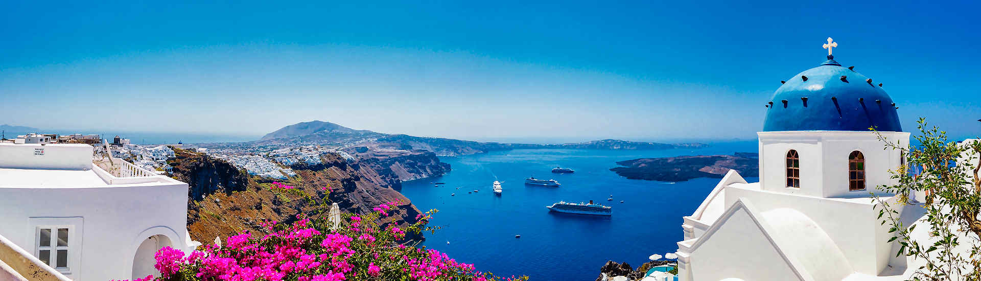 Griechische Insel Santorin mit türkisblauem Meer und malerischen Küstenlandschaften, ein beliebtes Reiseziel für Griechenland-Reisen.