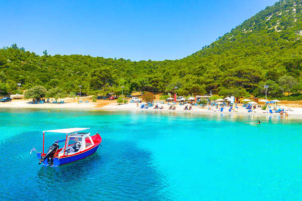 Bootstour – Entdecke die Küste von Samos Bootstour entlang der Küste von Samos mit Blick auf versteckte Buchten