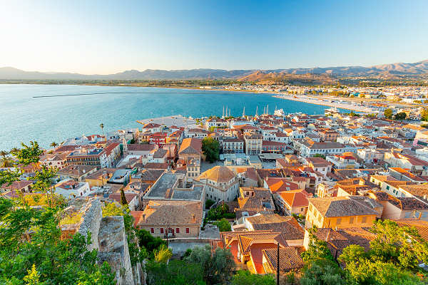 Malerische Altstadt von Nafplio mit venezianischer Architektur und Festung