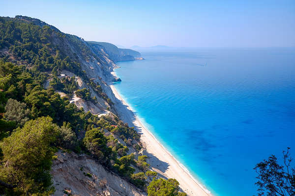 Panoramablick auf den Egremni Beach auf Lefkada, Griechenland