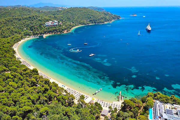 Griechenland Urlaub am Koukounaries Beach auf Skiathos – Traumhafter Sandstrand und kristallklares Wasser