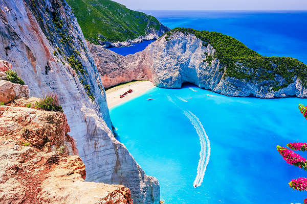 Navagio Beach auf Zakynthos mit berühmtem Schiffswrack und türkisfarbenem Wasser