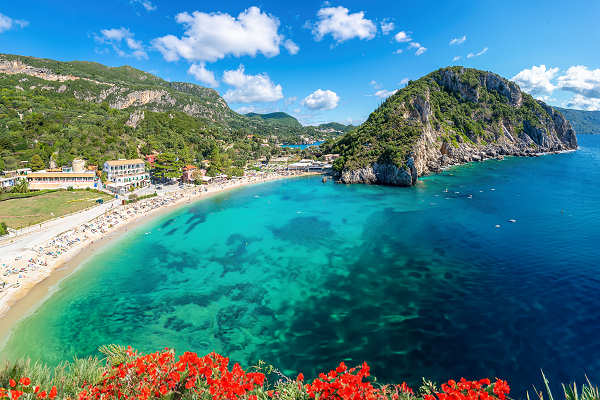 Panoramablick auf den Paleokastritsa Beach in Korfu, Griechenland.