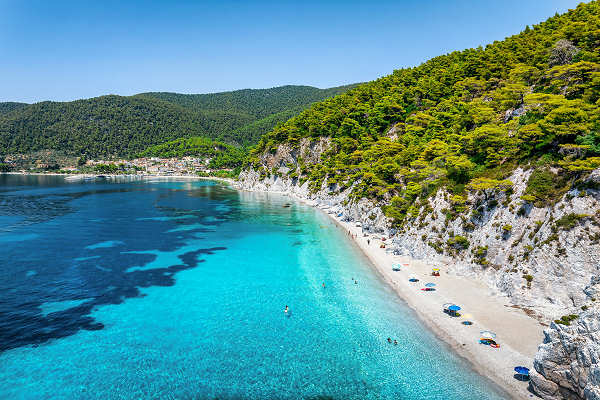 Griechenland Urlaub am Stafilos Beach auf Skopelos mit türkisblauem Meer und feinem Sandstrand