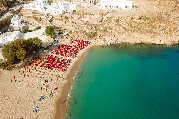 Griechenland Urlaub am Super Paradise Beach Mykonos – Strandpanorama mit klarem Wasser und Sonnenliegen