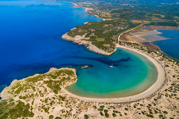 Panoramablick auf den Voidokilia Beach in Peloponnes, Griechenland