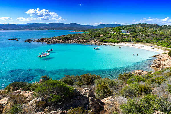 Traumhafte Küste der Costa Smeralda auf Sardinien, Italien – türkisblaues Wasser und weiße Sandstrände