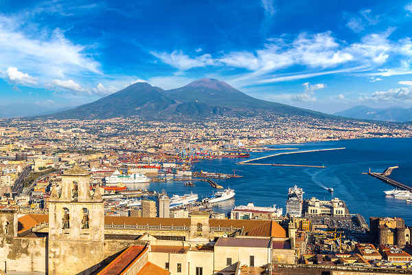 Panoramablick auf Neapel mit dem Vesuv im Hintergrund, aufgenommen von einem Aussichtspunkt in Italien.