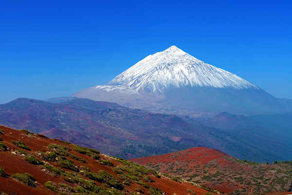 Blick auf den Teide auf Teneriffa, der höchste Berg Spaniens, umgeben von spektakulärer Vulkanlandschaft.