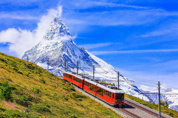 Atemberaubender Blick auf das Matterhorn bei Sonnenuntergang in den Schweizer Alpen.