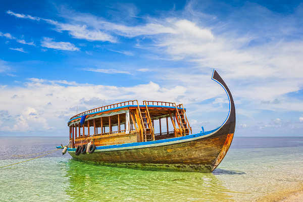 Das Dhoni ist das traditionelle Transportmittel auf den Malediven