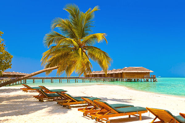 Traumhafter Strand auf Malediven-Kombireise: Entspannung pur am türkisblauen Meer