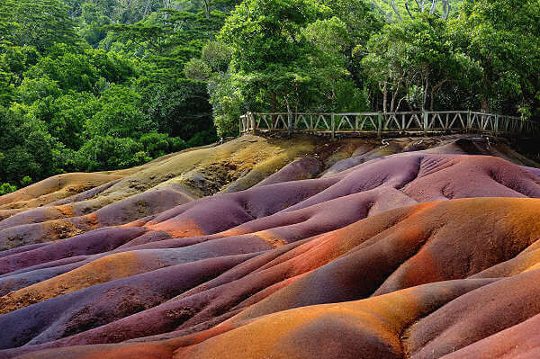 Das Naturwunder Siebenfarbige Erde befindet sich in unmittelbarer Nähe zu den Wasserfällen von Chamarel