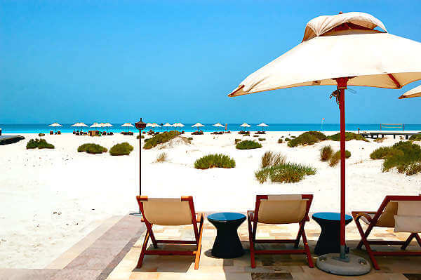 An der Corniche befinden sich 2 der schönsten Beach Clubs von Abu Dhabi
