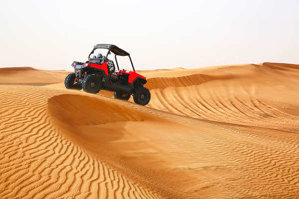 Quadfahren in der Wüste Dubais: Ein Adrenalinrausch in der Sanddünenwelt