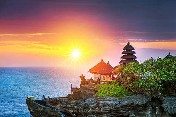 Einen Sonnenuntergang über dem Meer beim Tanah Lot Tempel auf Bali sollten Sie während Ihres Aufenthaltes nicht verpassen