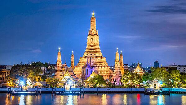 Entdecken Sie den atemberaubenden Wat Arun in Bangkok, ein ikonisches buddhistisches Tempelgelände am Ufer des Chao Phraya Flusses. Erleben Sie die blendende Schönheit thailändischer Architektur und Spiritualität in diesem beeindruckenden Wahrzeichen.