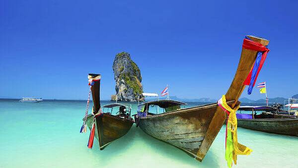Bild eines atemberaubenden Strandes in Krabi, Thailand, ideal für Kombireisen von Bangkok aus.