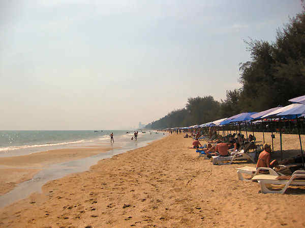 Der Cha-Am Strand ist ein beliebter Badeort am Golf von Thailand