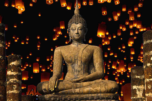Chiang Mai Loi Krathong ist das Lichterfest in Thailand, bei dem spektakuläre Laternen in den Nachthimmel steigen