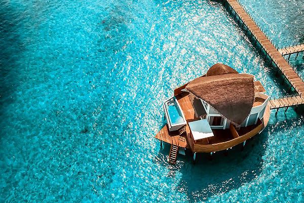 Exklusives Wasserbungalow in Asien – Luxushotels mit AsiaGo erleben Wasserbungalow über dem türkisblauen Meer mit Privatpool – exklusive Unterkunft für Luxusurlaub mit AsiaGo