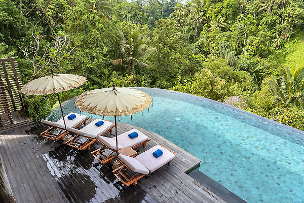 Exklusiver Infinity-Pool in tropischer Umgebung – Luxusurlaub mit AsiaGo Luxusresort mit Infinity-Pool im Dschungel von Bali – perfektes Beispiel für individuelle Luxusreisen mit AsiaGo
