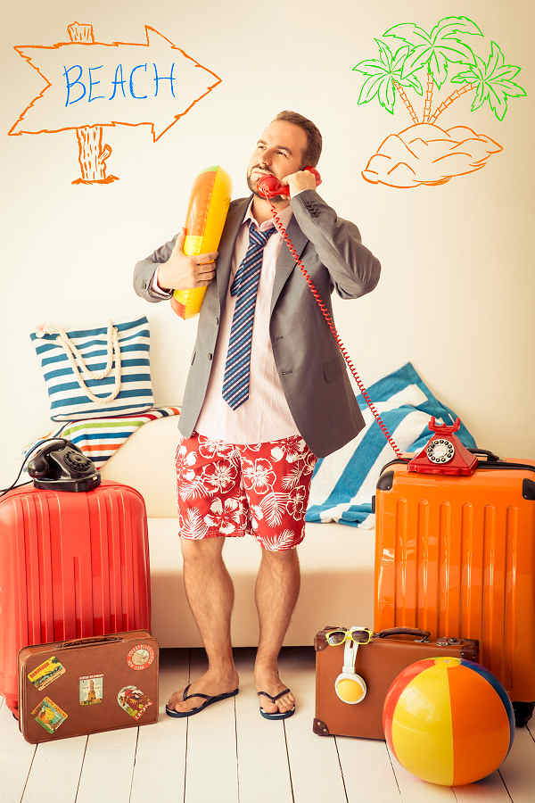 Eine Person, die am Laptop sitzt und nach Urlaubsreisen sucht.
