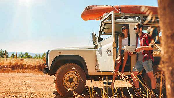 Bild: Safari-Jeep in der Wildnis - Safari-Rundreisen weltweit buchen