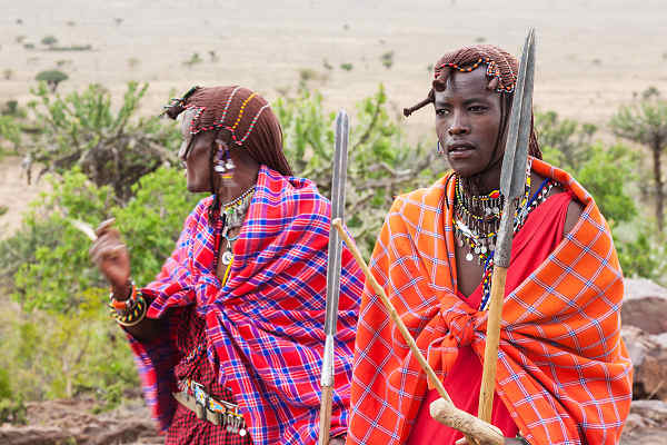 Traditionelle Masai-Krieger in Kenia, in farbenfroher Kleidung und Schmuck.