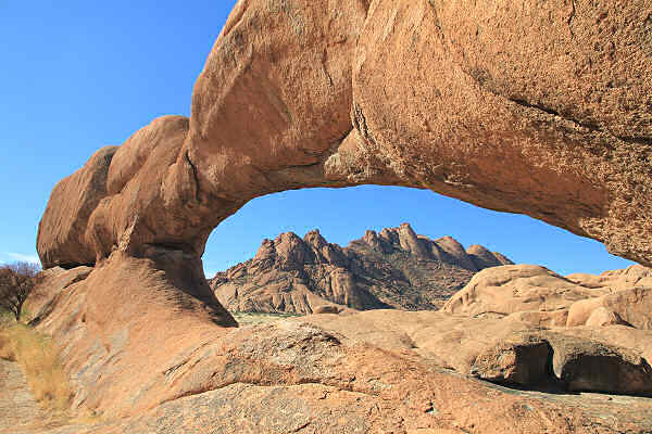 Majestätische Felsenlandschaft in der Wüste Namibias bei Sonnenuntergang.