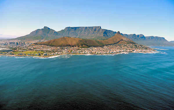 Blick auf Kapstadt, Südafrika mit Tafelberg im Hintergrund.