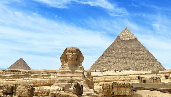 Die Pyramiden von Gizeh und der Sphinx in Ägypten, einem der bekanntesten Reiseziele mit historischen Wundern und kulturellem Erbe.