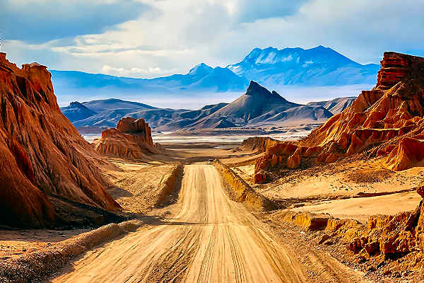 Wüstenlandschaft in der Atacamawüste in Südamerika mit Sanddünen und klar blauem Himmel