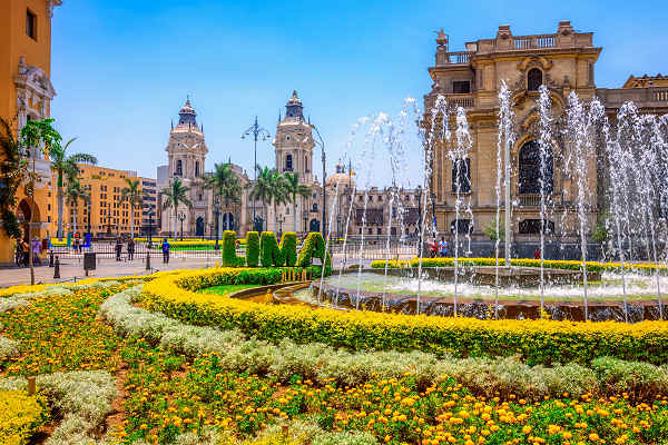 Panoramablick auf die Skyline von Lima, der Hauptstadt von Peru, mit modernen Gebäuden