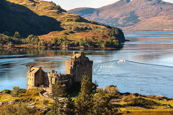Lassen Sie sich von der Schönheit des Schlosses Eilean Donan bei Ihrer Rundreise durch Schottland verzaubern.