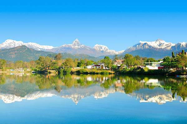 Nepal Rundreise: Der Phewa-See ist einer der größten Seen Nepals und bietet atemberaubende Ausblicke auf die umliegenden Berge