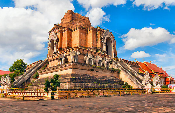 Chiang Mai ist ein beliebtes Ziel für eine Rundreise durch Thailand. Der Tempel Wat Chedi Luang ist ein Highlight in der Stadt