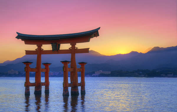 Eines der bekanntesten Wahrzeichens Japans ist ein großes Tor aus Holz im Wasser
